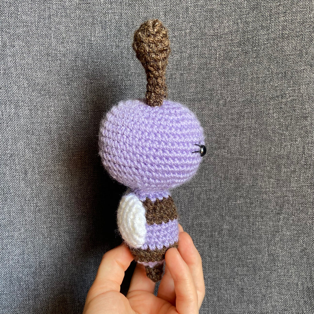 Peluche abeille violette au crochet – Amigurumi fait main en France Les Crochets d'Isabelle