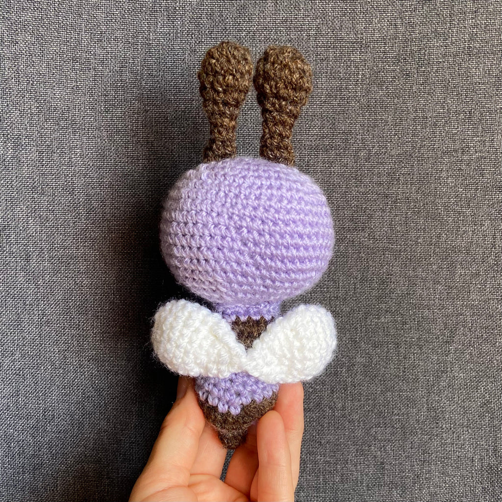 Peluche abeille violette au crochet – Amigurumi fait main en France Les Crochets d'Isabelle