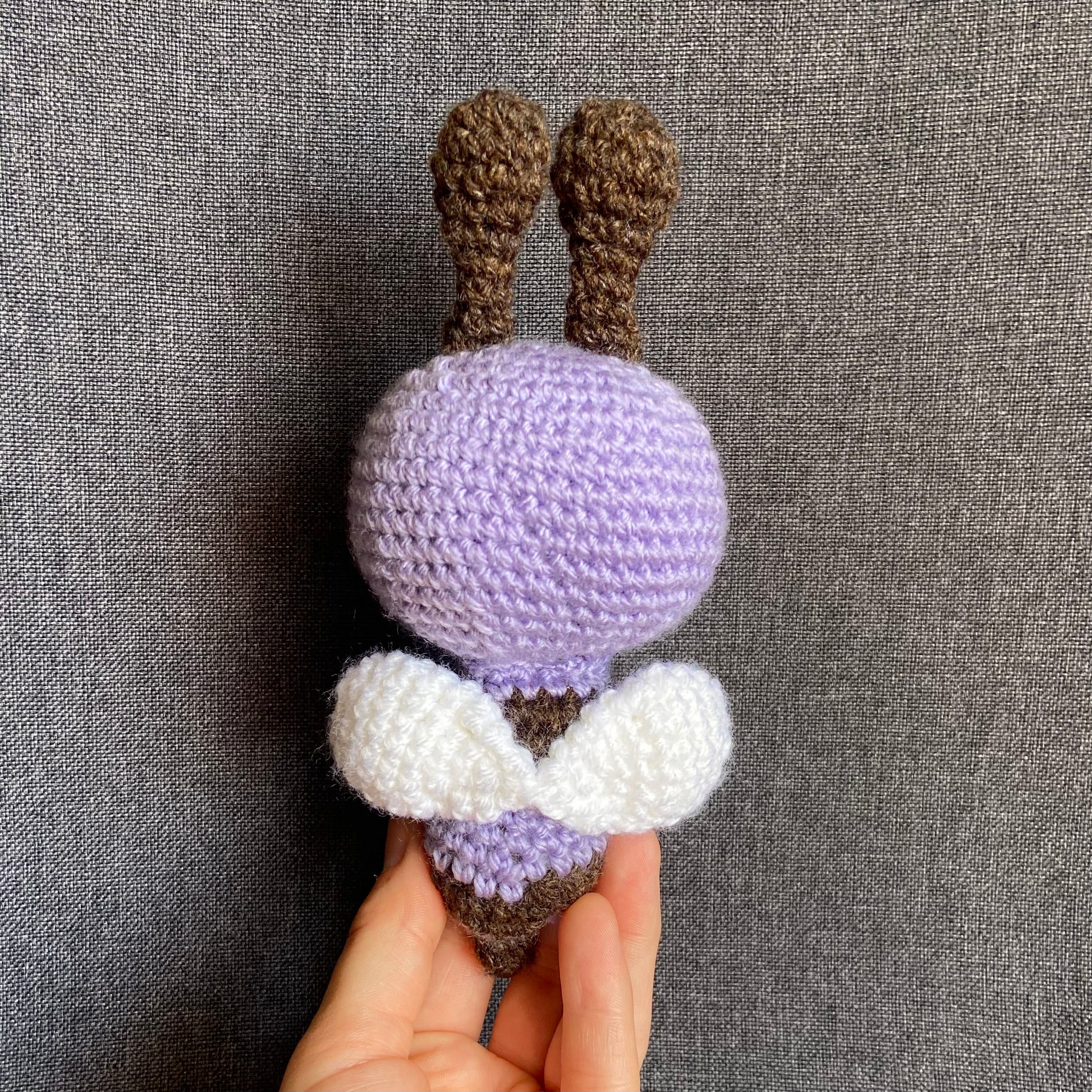 Peluche abeille violette au crochet – Amigurumi fait main en France Les Crochets d'Isabelle
