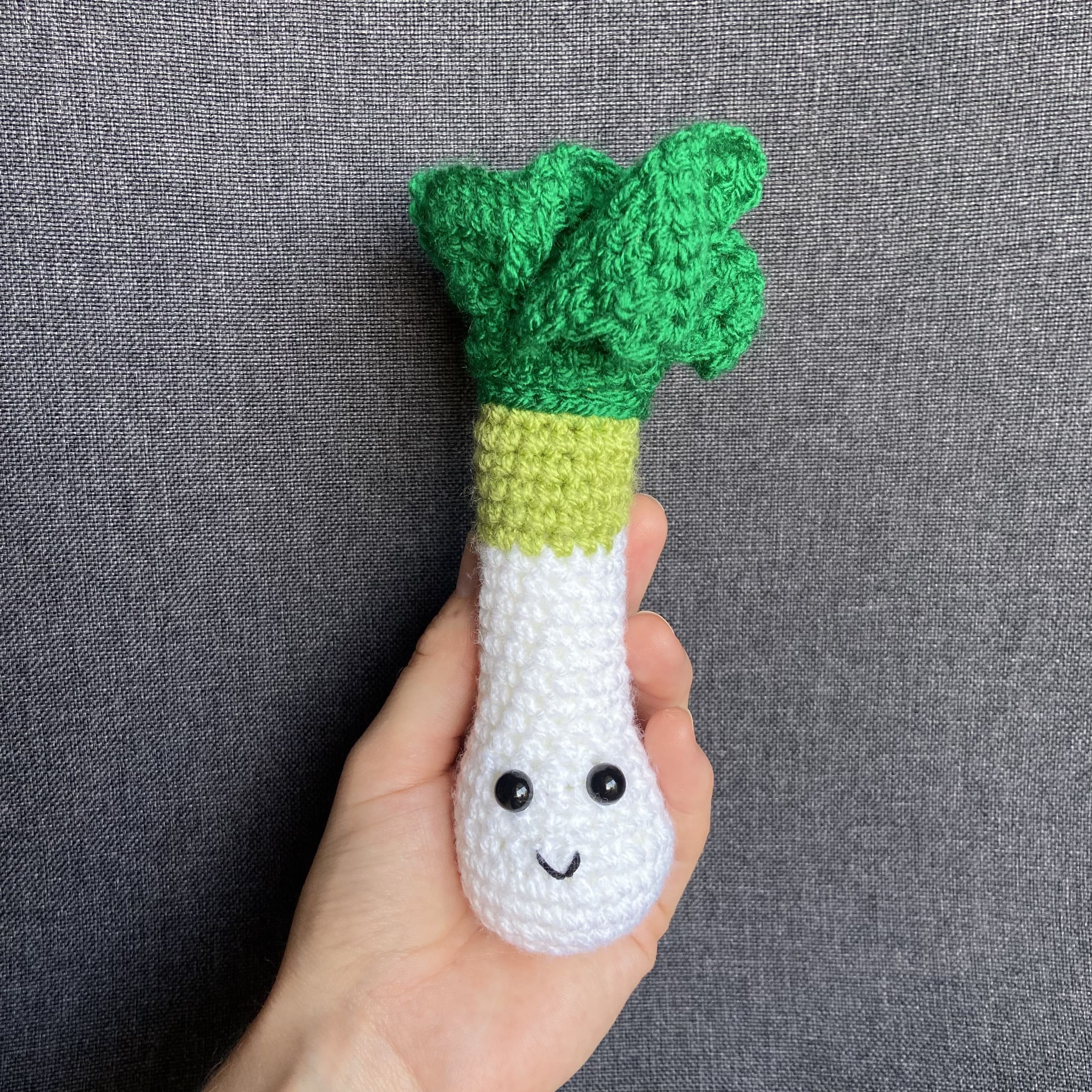 Peluche poireau au crochet – Déco cuisine cottagecore fait main en France Les Crochets d'Isabelle